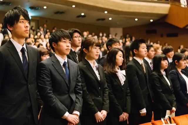 日本机场挤满了回国的人：有人提前结束行程，有人辞工返华