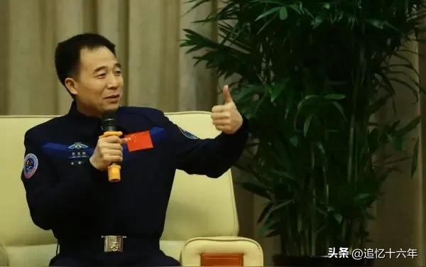 景海鹏少将，4次完成飞天任务，如今，又创造1项史上第一