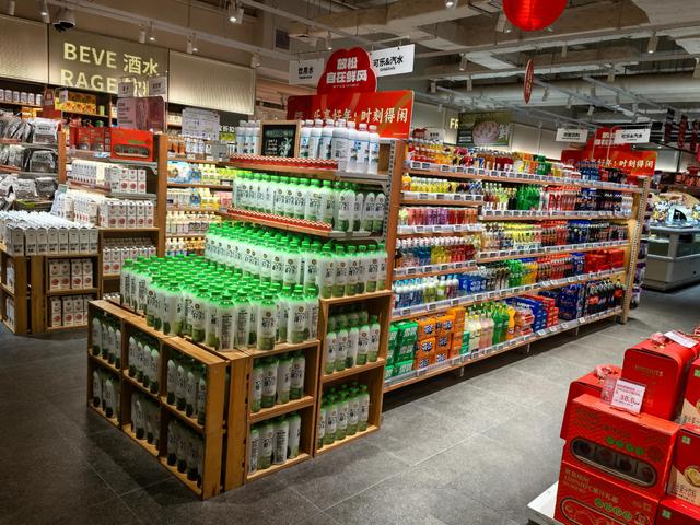 当5块钱12瓶的矿泉水开始出现：中国进入了硬折扣时代