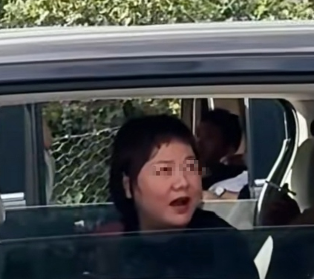 小伙制止前车乱丢垃圾，反被对方嘲讽，视频曝光，车上的字亮了