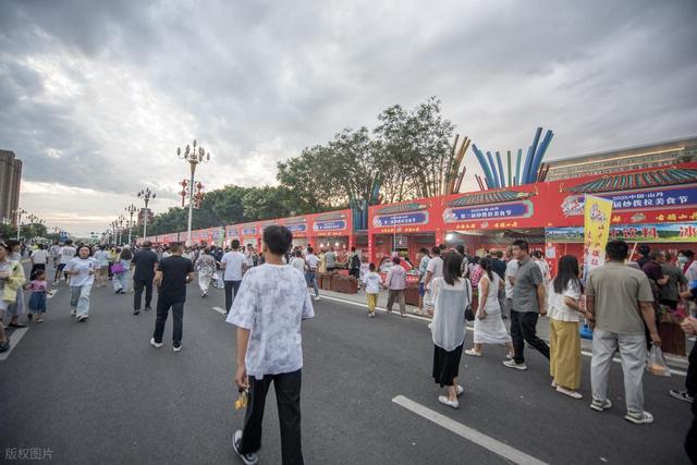 国内最宜居的城市之一，竟然不是大理，却藏在甘肃七彩丹霞脚下？