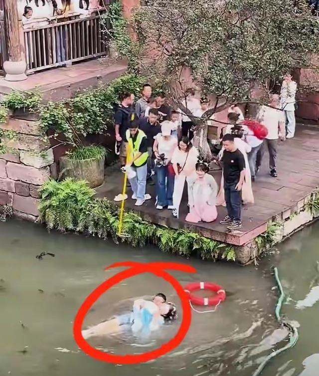 女游客景区落水后续！白衣小伙下水施救，令人恶心的一幕发生。