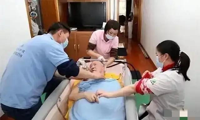 陕西女子专为老人提供服务，500元一次，常抱怨：身上全是烂疮