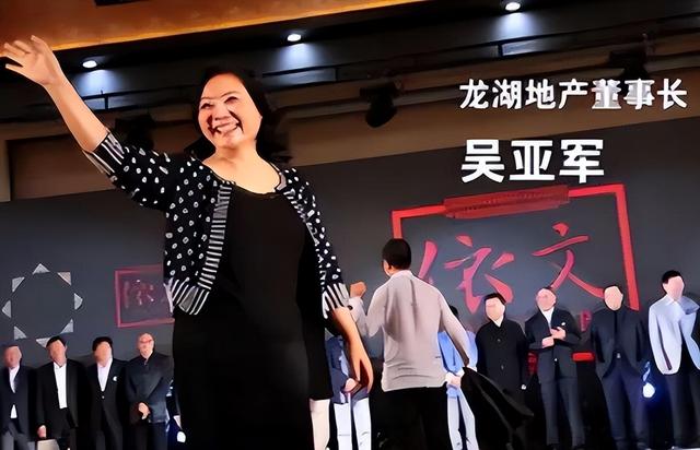 手握11万亩地皮，银行存七百多亿，她才是我国隐形“地产女首富”