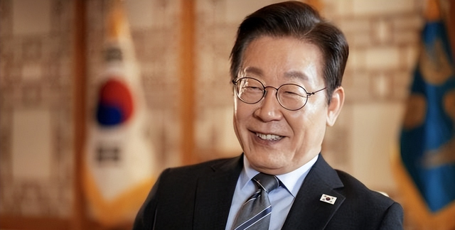 中国再抛61亿美债	，特朗普破防了，美媒：想赢中国只有1条路可选