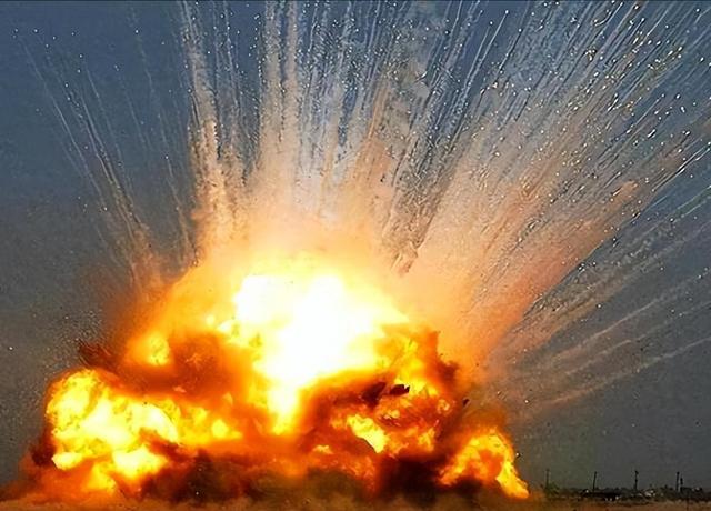 不到24小时	，美军不宣而战！近百炸弹被投下，626次空袭惹恼全球