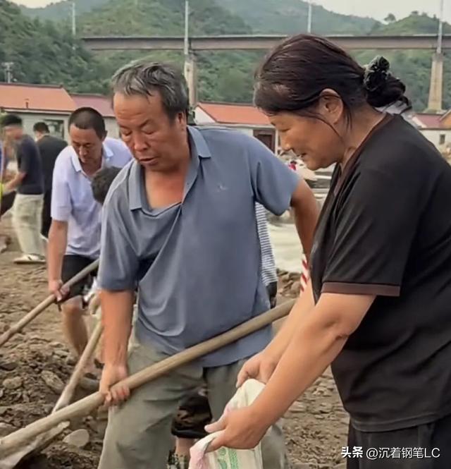 河北一村支书自掏腰包为村民交保8年你咋看