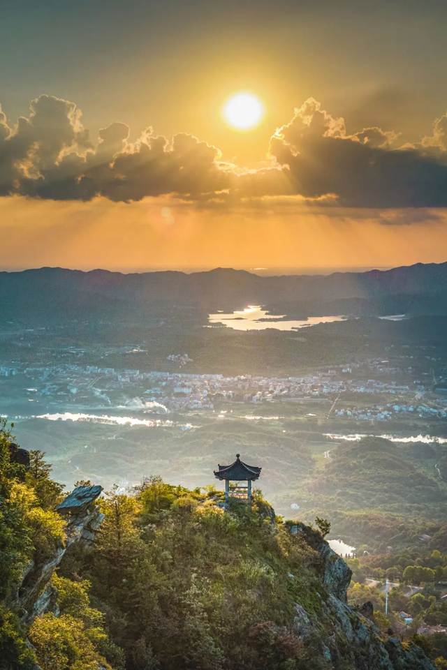 秋天到了，一起去山里走走！