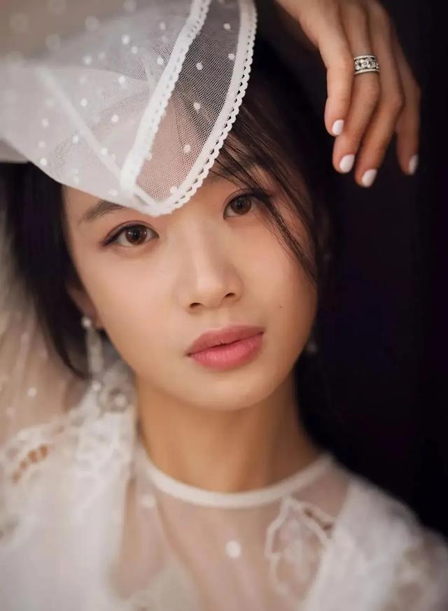 这跟不穿有啥区别？32岁李梦真空上阵，几乎全裸，网友直呼太大胆