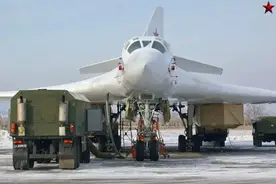 特朗普调停就是装装样子？乌军袭击俄腹地基地，爆发骇人蘑菇云图片