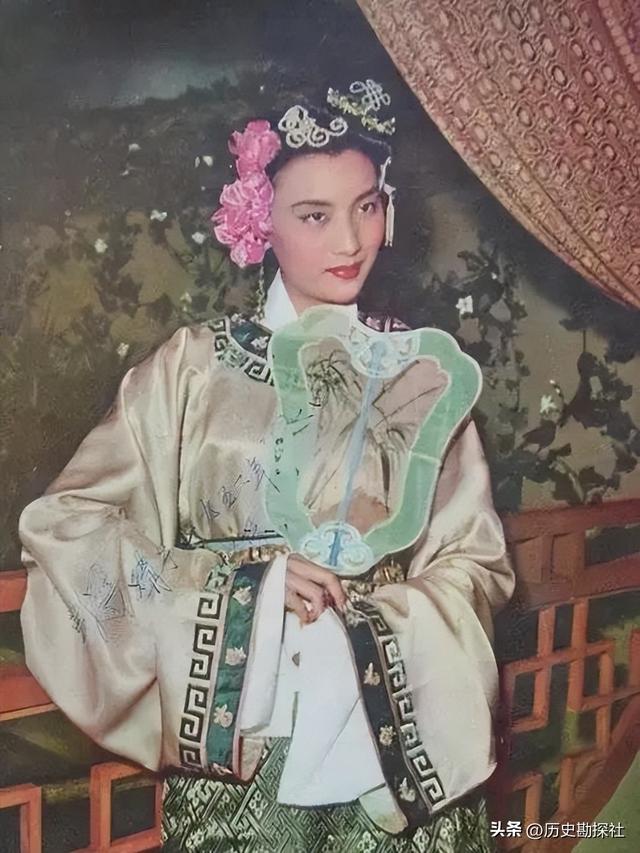 70年代，夏梦等人的罕见合影，她美得无可挑剔，堪称绝代佳人