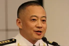 张峥：中国首位航母舰长，娶中尉女连长为妻，如今升到什么军衔？图片