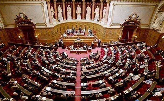 1992年，英国王室曝出最大丑闻：37岁富商吮吸33岁王妃的脚趾