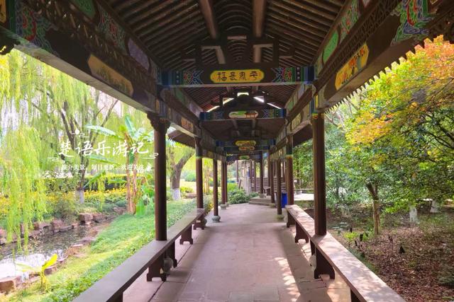 浙江宁波这处风景果然没让人失望，园林风情意境清幽，红枫更优美