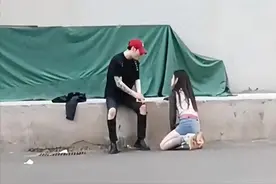 女子当街给外国男友下跪，苦苦哀求不停挽留：只要不分手干啥都行图片