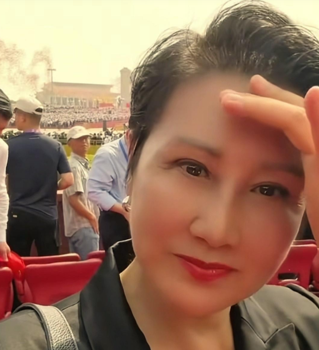 万万没想到，被全网抵制的张凯丽，因看阅兵时一个举动，口碑暴增