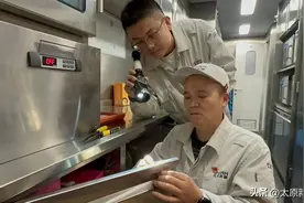 高铁站台上的“快跑小队”图片