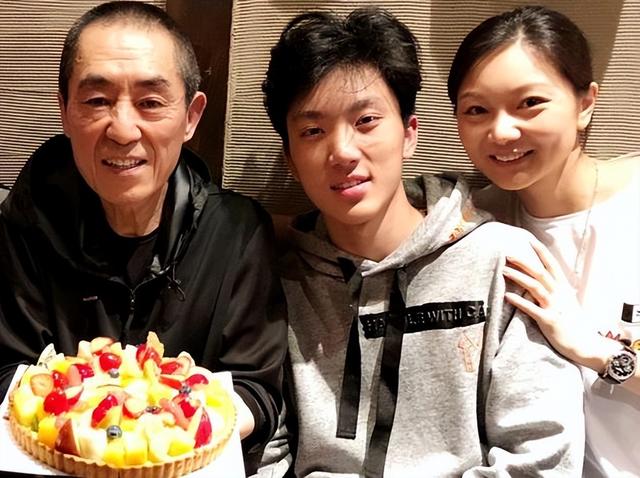 恩爱25年，75岁的张艺谋已老态尽显，比他小31岁的陈婷仍如花似玉
