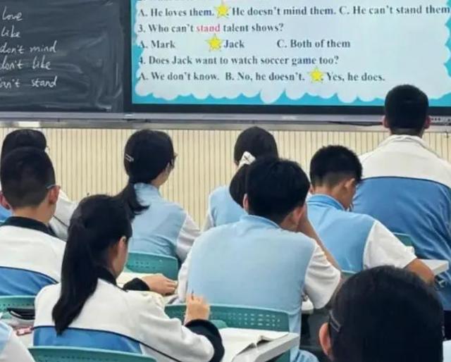 家长说要开会把发烧的孩子送到学校，老师联系家长来接反被拉黑