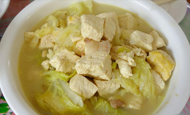 白菜炖豆腐	，先炒白菜还是豆腐？大厨教你正确顺序，鲜香又入味