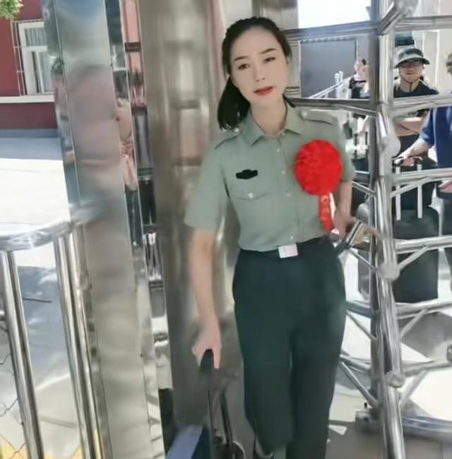 太牛了！女民兵李思颖阅兵回家仅半天,母亲就宣布其新身份，恭喜