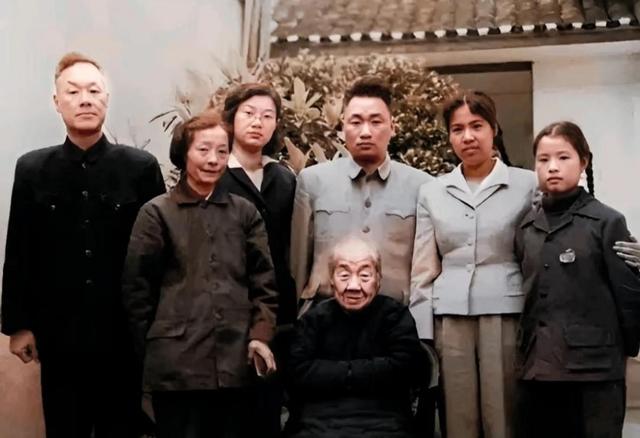 刘思齐有多美？1949年的一张留影，那年她19岁清丽脱俗气质不凡！