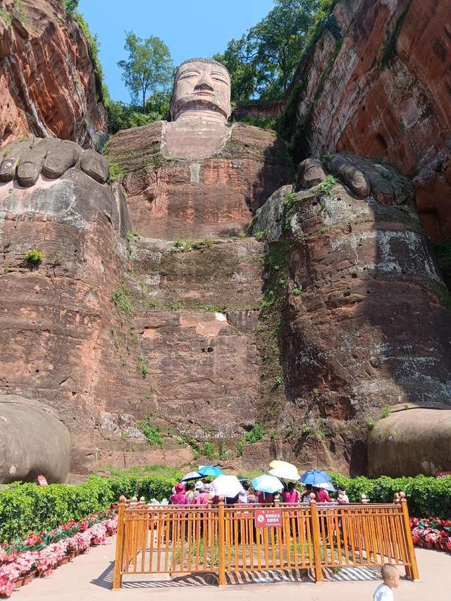 圆梦乐山：探秘乐山大佛的微笑与传奇