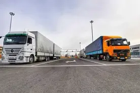 司机下午四点送来10吨货，仓库主管直接不收，说马上下班明天再收图片