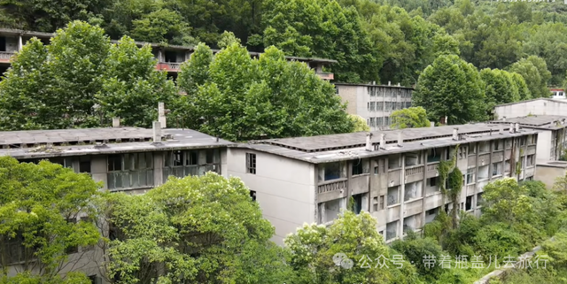 贵州大山中的“鬼城”，繁华热闹堪比县城，20年前为何上万人搬离