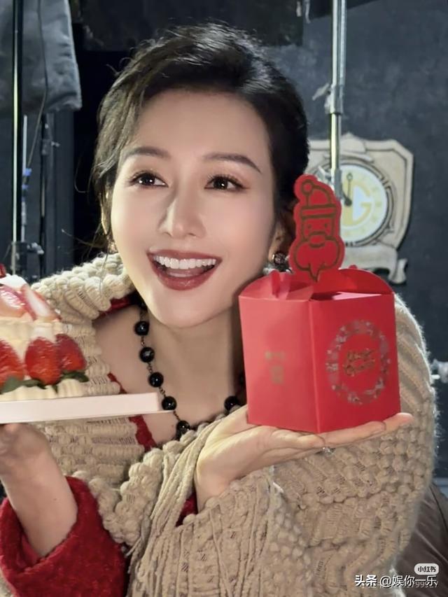 王鸥晒美照	，坐实已嫁何九华！两手托着苹果，婚戒戴在中指超晃眼