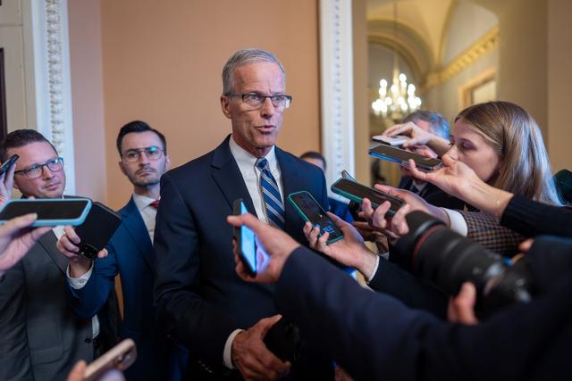 持续41天，美国政府关门结束？两党各自暂退一步，30天后闹得更凶