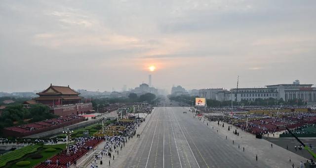 此时此刻的天安门广场！受阅部队已在长安街列阵，准备就绪