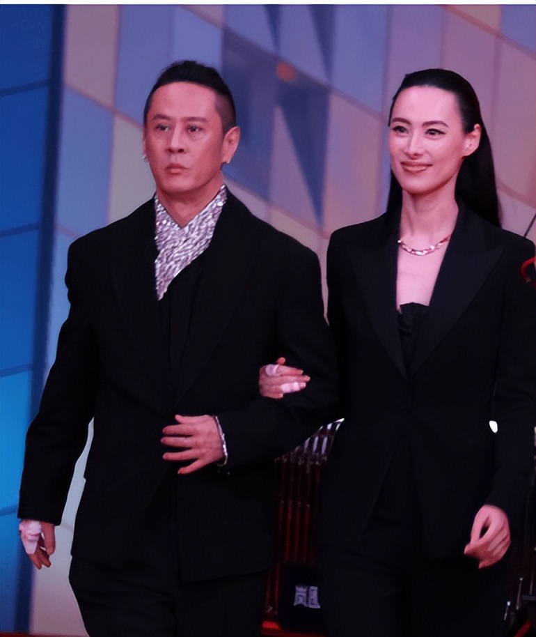 梁洛施挽马浴柯现身路演,十指紧扣笑容坦荡,告别豪门旧闻(图22) 梁洛施挽马浴柯现身路演,十指紧扣笑容坦荡,告别豪门旧闻(图22)