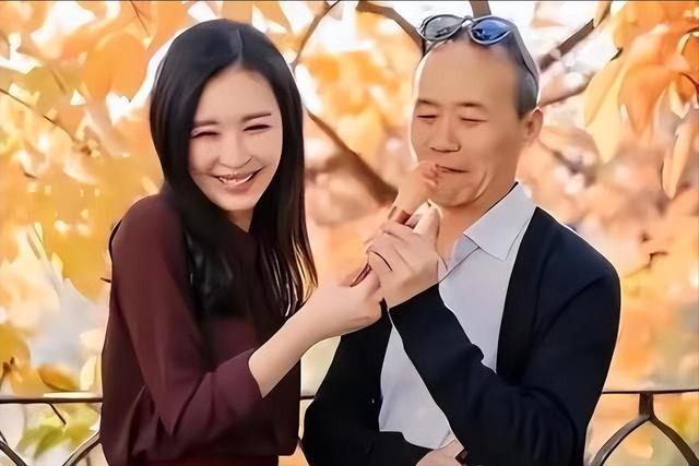 被老头“糟蹋”的3位女星，个个美艳动人，却鲜花插在牛粪上！