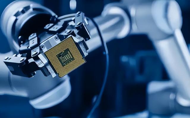 自断后路！央企采用国产芯片，美：你不进口，我们的芯片卖给谁？