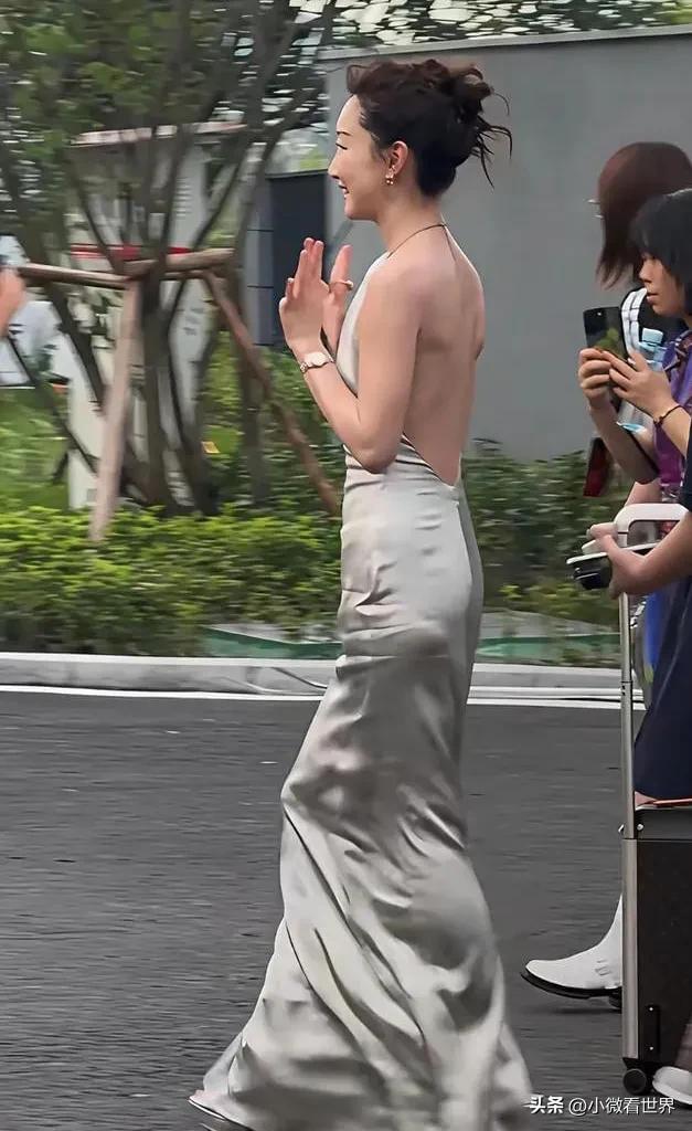周冬雨瘦成这样还穿超薄礼服过安检，太特殊，身材让人担忧！