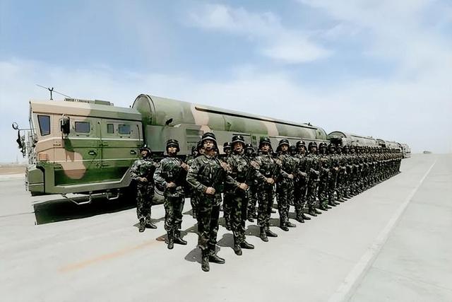 叫嚣击沉福建舰？日本右翼口号喊得震天响，一看自卫队人都招不齐