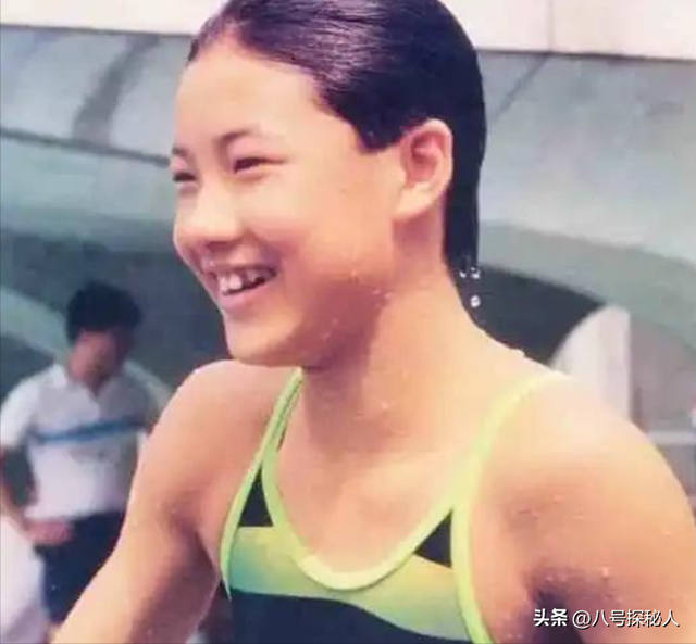 儿子才满20，丈夫便已是七旬老人，嫁给富翁的伏明霞现在后悔不？