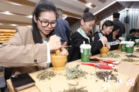 老中医年轻态，全国大学生社会实践团走进武汉健民叶开泰中医药文化园图片