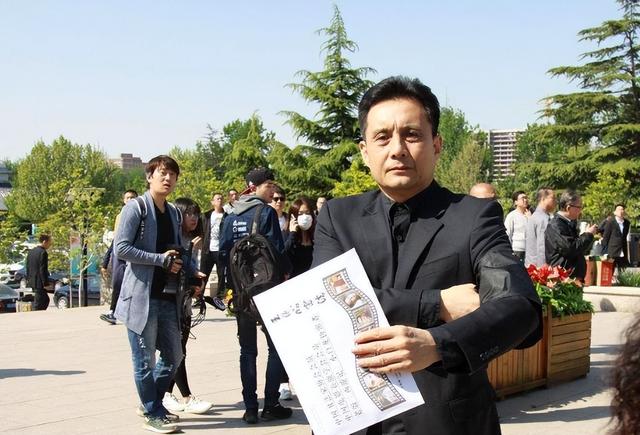 他被谢霆锋打成重伤，发妻6次流产绝情离开，如今街头卖卤肉为生