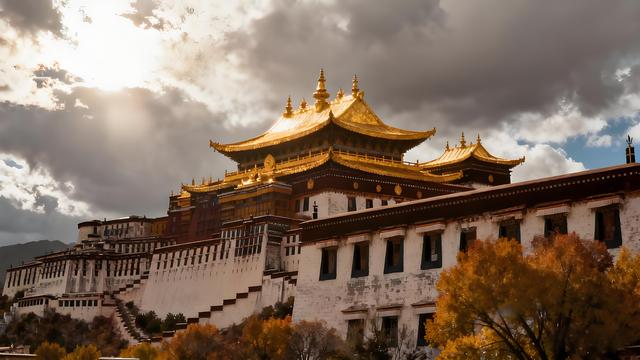 金风裁云绘穹庐，秋色蘸露染圣城 —— 雪域高原上的鎏金诗卷