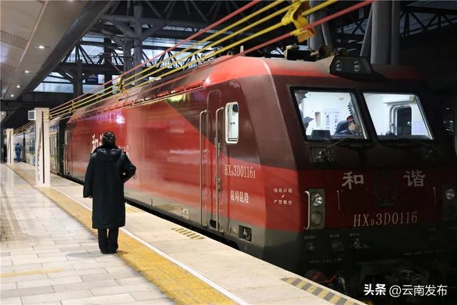 中老铁路开行今年首趟普惠型国际旅游列车