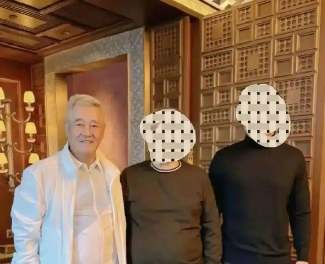 68岁赵本山现身三亚引热议：年龄真的能定义生活？