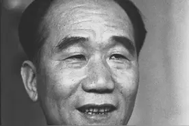 毛主席请侯宝林饮酒，侯宝林喝了一斤多，还把半瓶酒捎回家图片