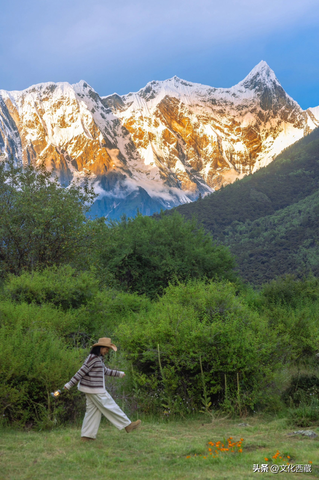 对不起，这看日照金山、流星、沙漠和雪山同框的宝藏地，我写晚了！