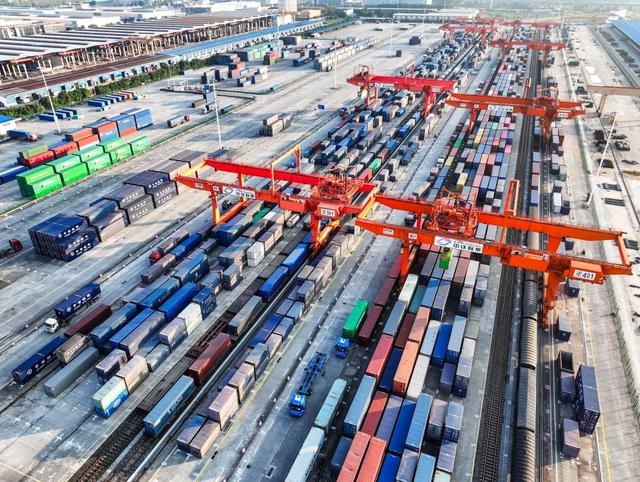 8大部门出拳，打破美元收割局	，21招盘活大西部，人民币亮剑！