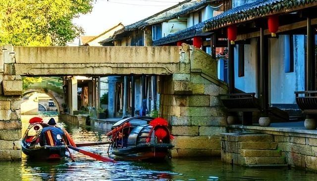 8年烧光50个亿！从人满为患到无人问津，全国古镇为啥批量倒闭？