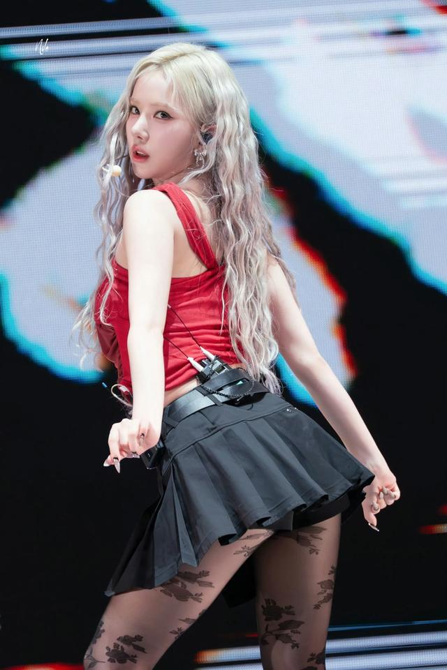 韩国女星丁恩妃大胆的肥腿字母黑色丝袜！个子矮也能这么诱惑吗？