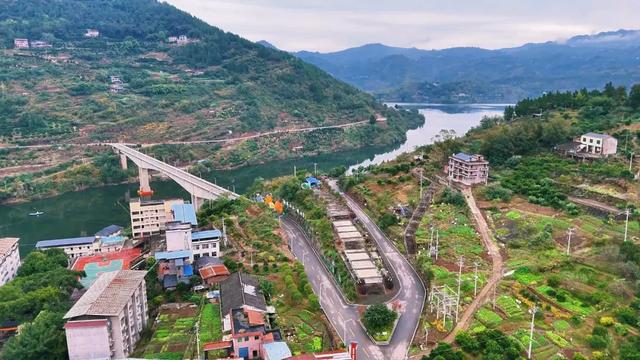 云阳养鹿镇:一江碧水,两岸春秋