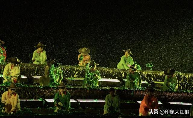 火力全开！印象大红袍上演一夜四场，雨打不散的热爱！